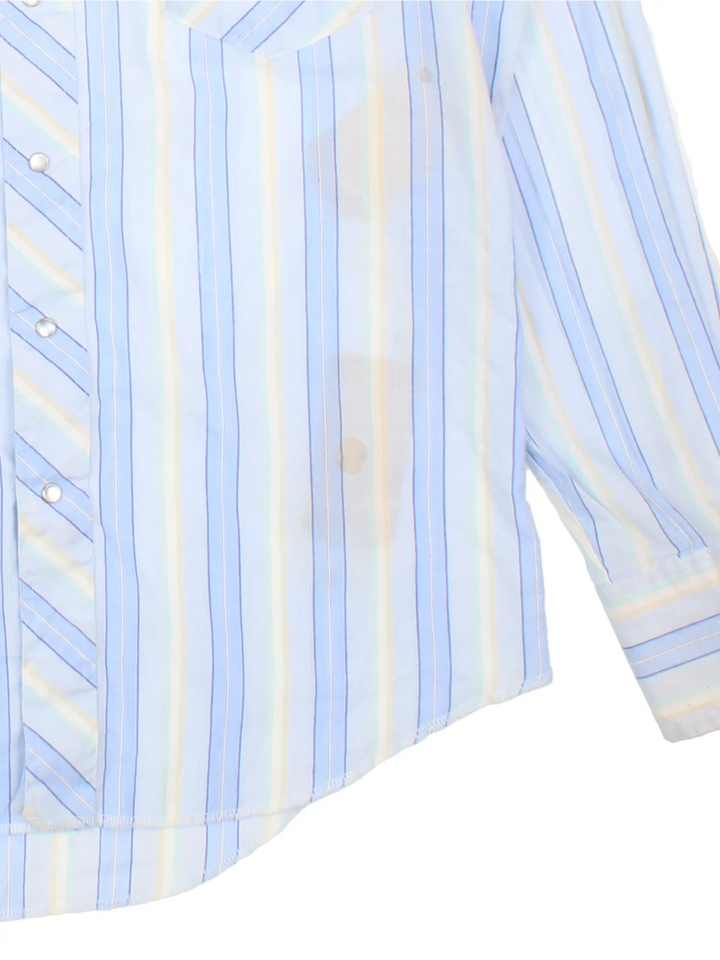 Wrangler Western Shirt in a blue and white colourway, button up and has double chest pockets.