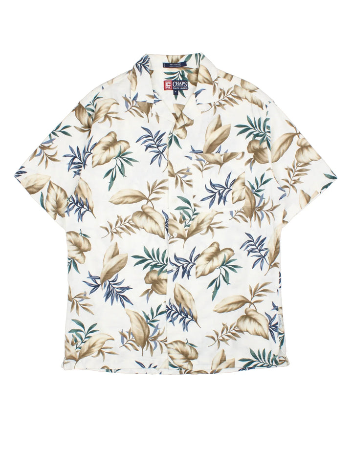 Chaps by Ralph Lauren Hawaiian Shirt in a white colourway with blue and tan floral pattern all over, button up with a camp collar and has a chest pocket.