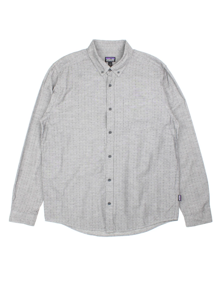 Patagonia Shirt in a grey colourway, button up and has a chest pocket, and the logo tab embroidered on the side.