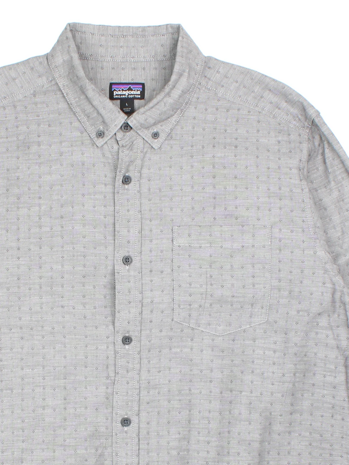 Patagonia Shirt in a grey colourway, button up and has a chest pocket, and the logo tab embroidered on the side.