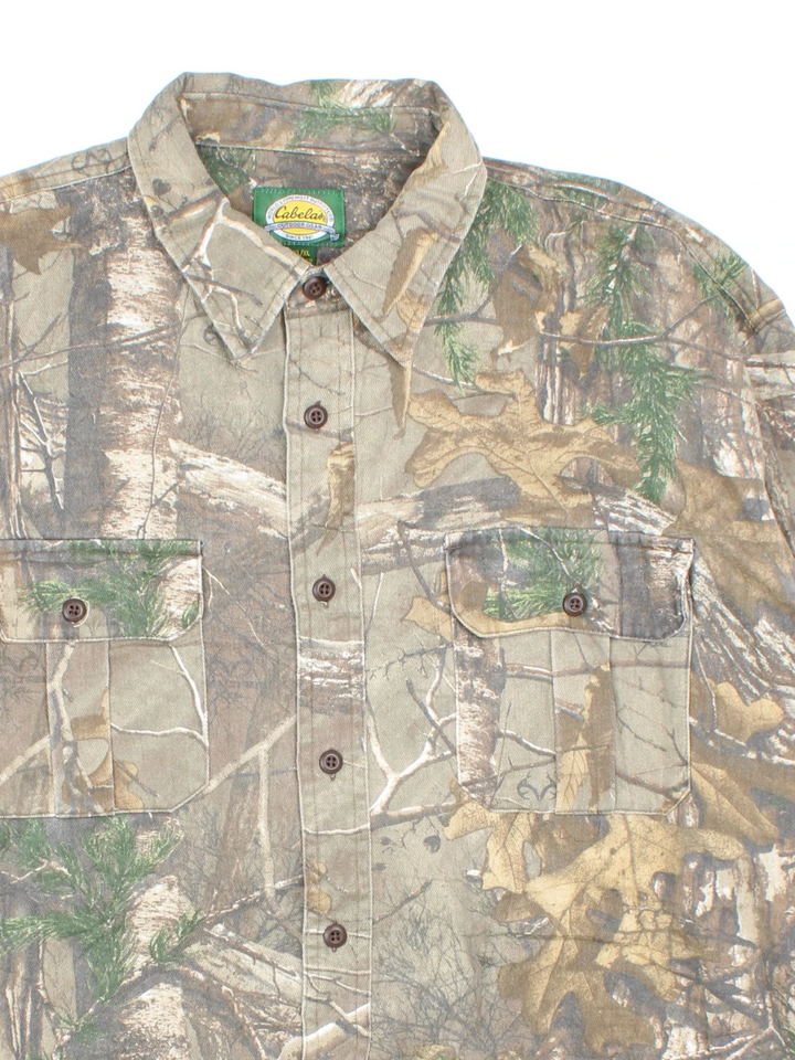 Vintage Cabela's Real Tree Camo Shirt in a brown and green colourway, button up and has double chest pockets.