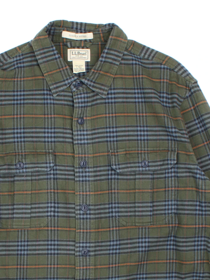 Vintage L.L Bean Flannel Shirt in a green colourway, button up and has double chest pockets.