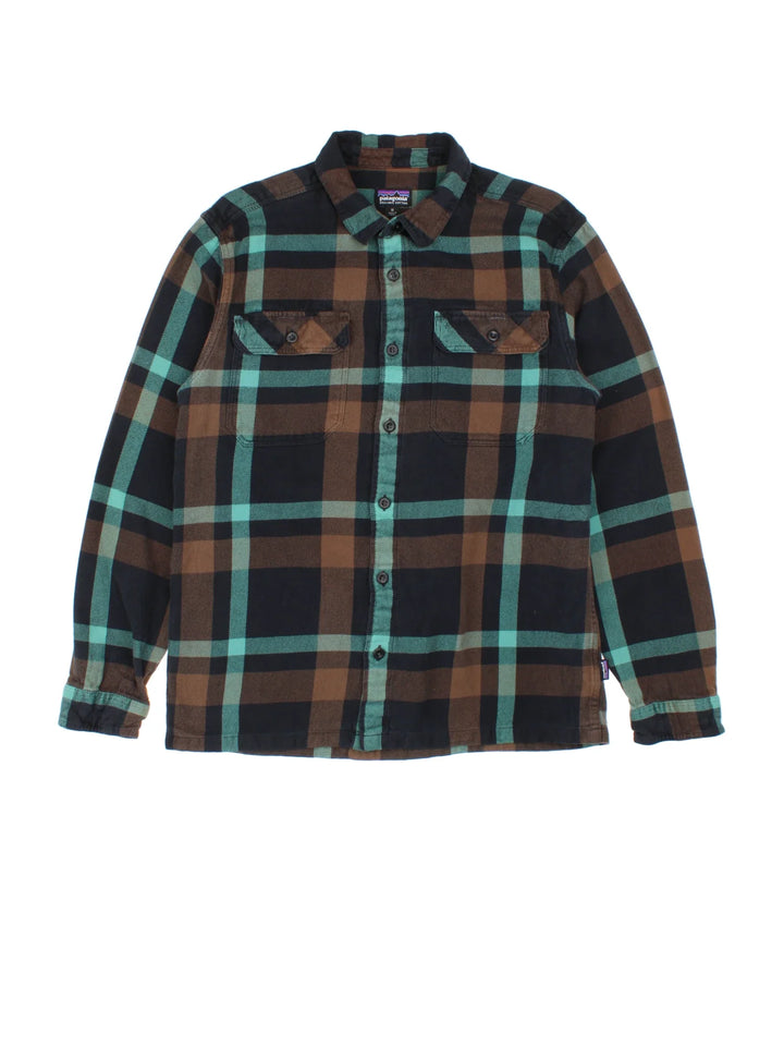 Patagonia Flannel Shirt in a blue/brown colourway. All over checked pattern, button up with x2 front pockets.