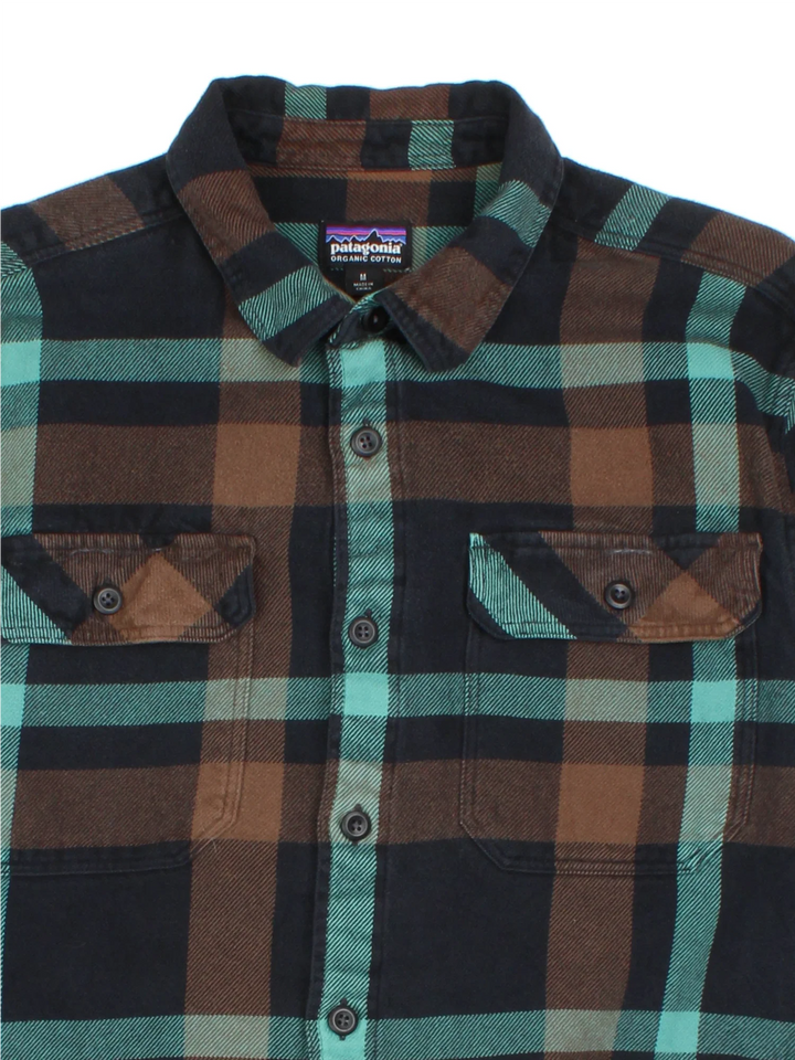Patagonia Flannel Shirt in a blue/brown colourway. All over checked pattern, button up with x2 front pockets.