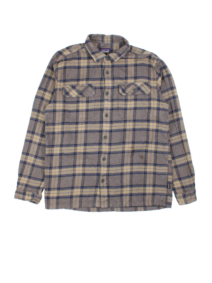 Patagonia Flannel Shirt in a brown colourway. All over checked pattern, button up with x2 front pockets and side tab branding.