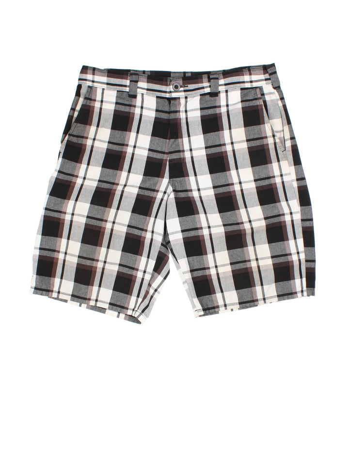 Dickies Checkered Shorts in a black, brown and white colourway with multiple pockets, and the logo embroidered on the back.