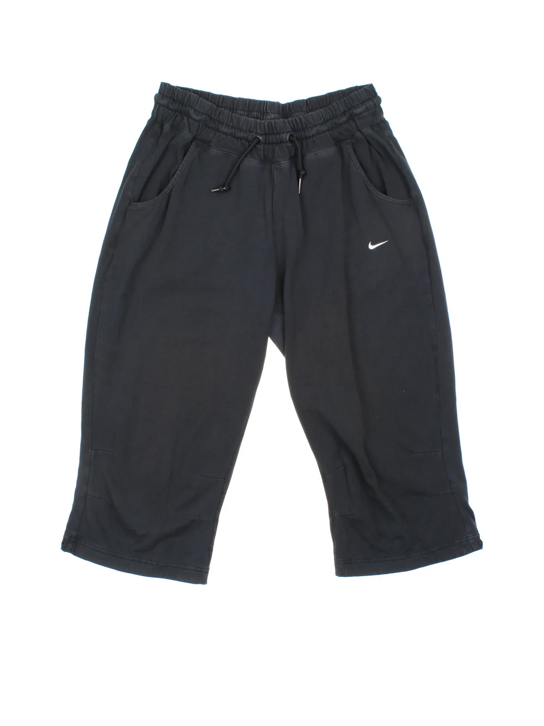 Vintage Nike 3/4 Length Shorts in black colourway with multiple pockets, draw string waist and embroidered logo on front and back.
