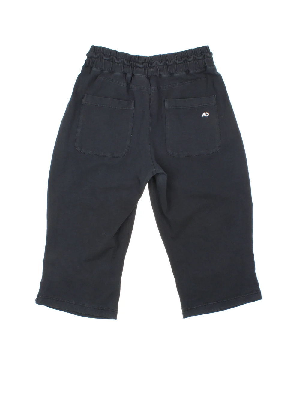 Vintage Nike 3/4 Length Shorts in black colourway with multiple pockets, draw string waist and embroidered logo on front and back.