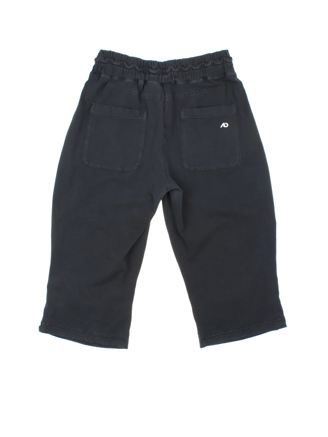 Vintage Nike 3/4 Length Shorts in black colourway with multiple pockets, draw string waist and embroidered logo on front and back.