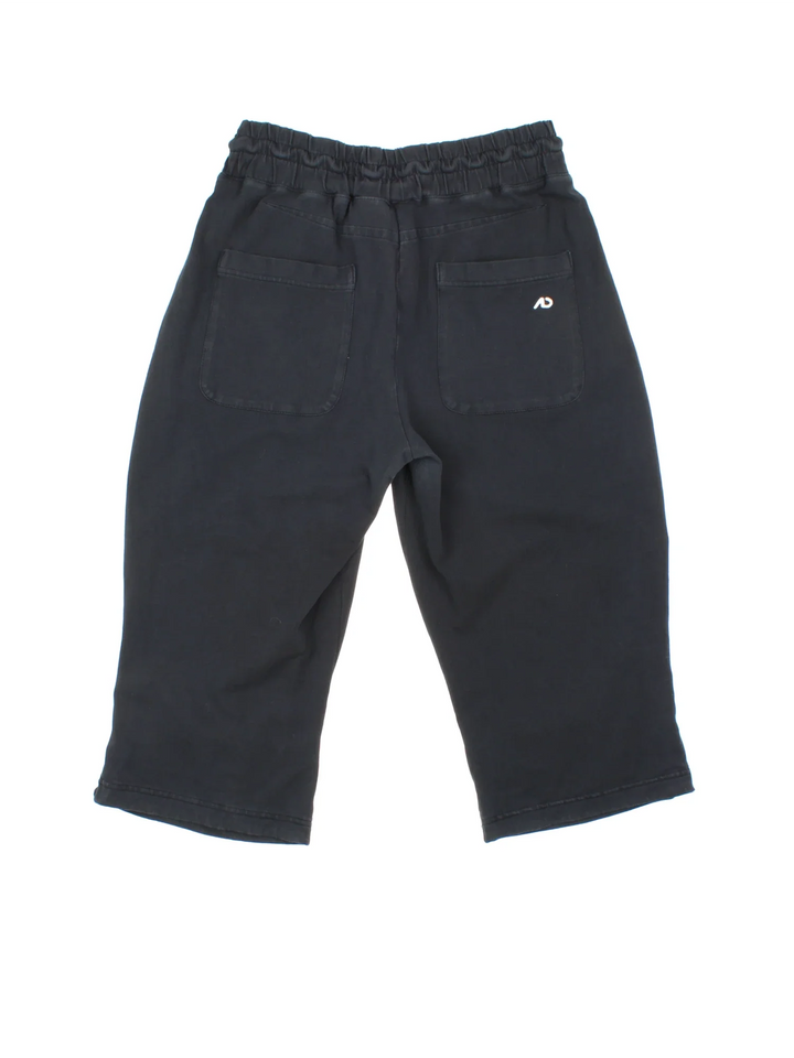 Vintage Nike 3/4 Length Shorts in black colourway with multiple pockets, draw string waist and embroidered logo on front and back.