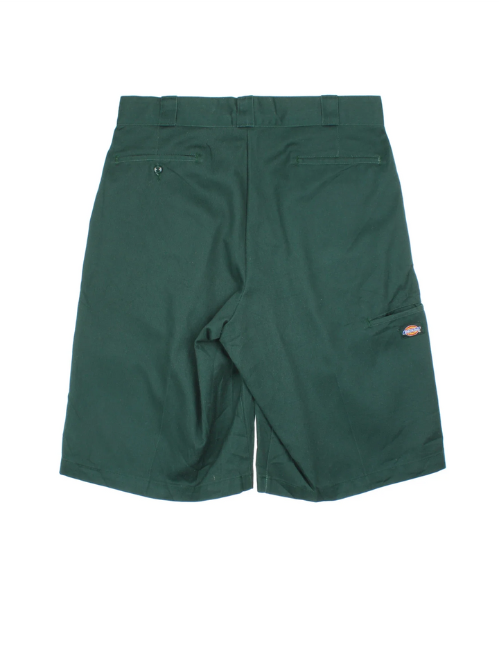 Vintage Dickies Shorts in green colourway with multiple pockets and the logo embroidered on the front/pocket.