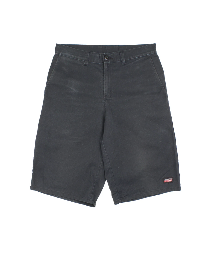 Vintage Dickies Shorts in black colourway with multiple pockets and the logo embroidered on the front/back.