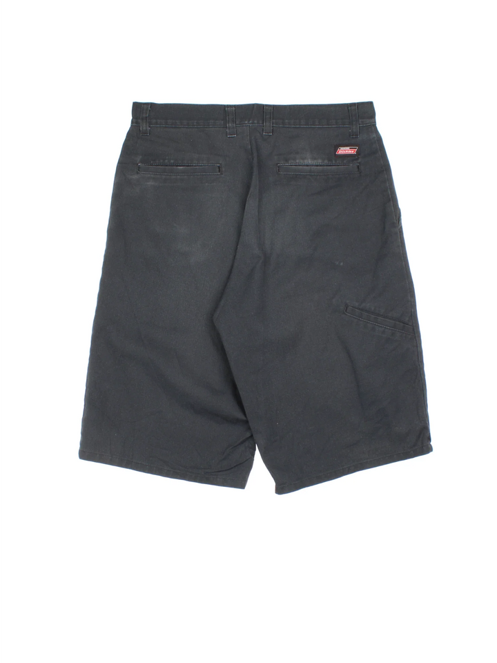 Vintage Dickies Shorts in black colourway with multiple pockets and the logo embroidered on the front/back.