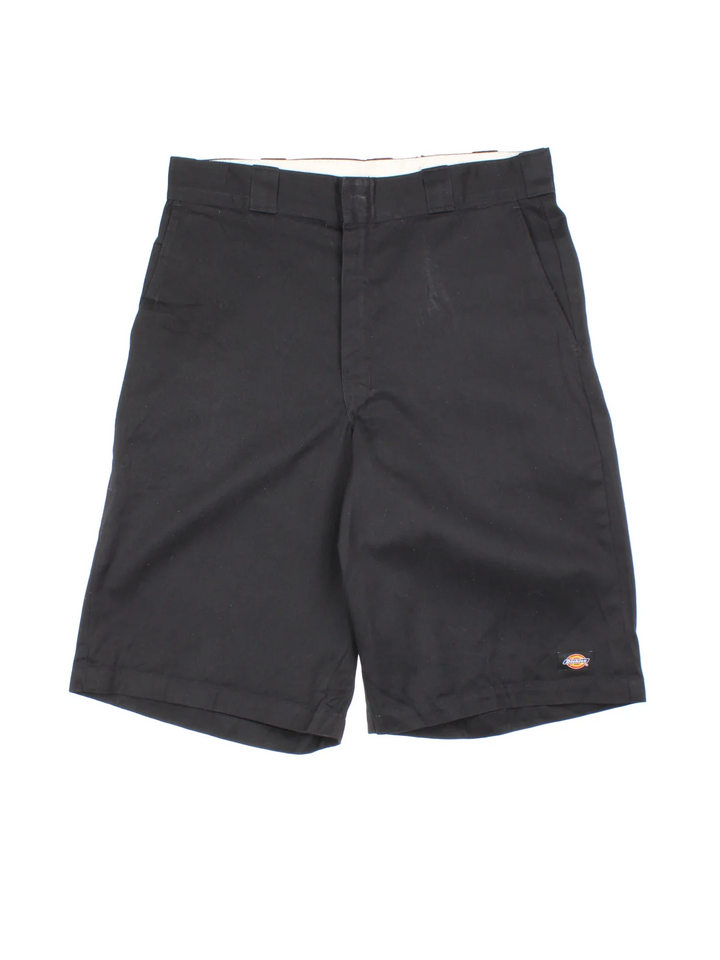 Vintage Dickies Shorts in black colourway with multiple pockets and the logo embroidered on the front/side pocket.