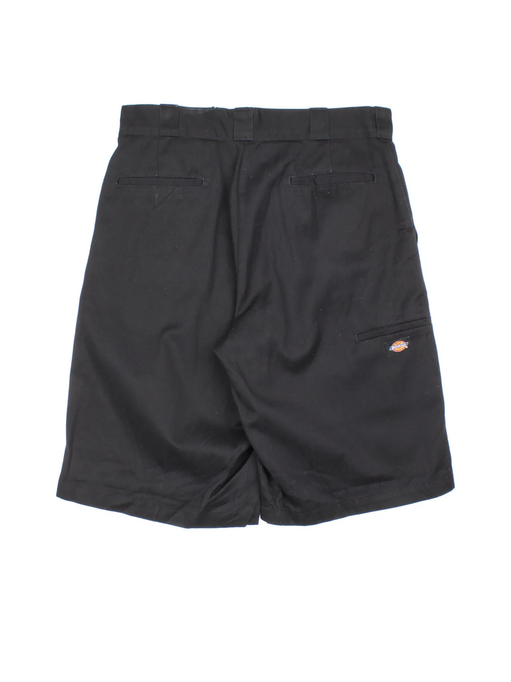 Vintage Dickies Shorts in black colourway with multiple pockets and the logo embroidered on the front/side pocket.