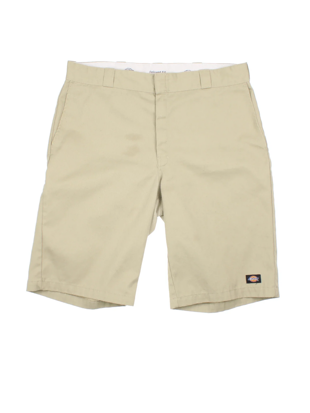 Dickies Shorts in tan colourway with two pockets. Small logo on the back and front leg.