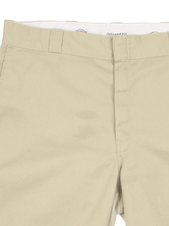 Dickies Shorts in tan colourway with two pockets. Small logo on the back and front leg.