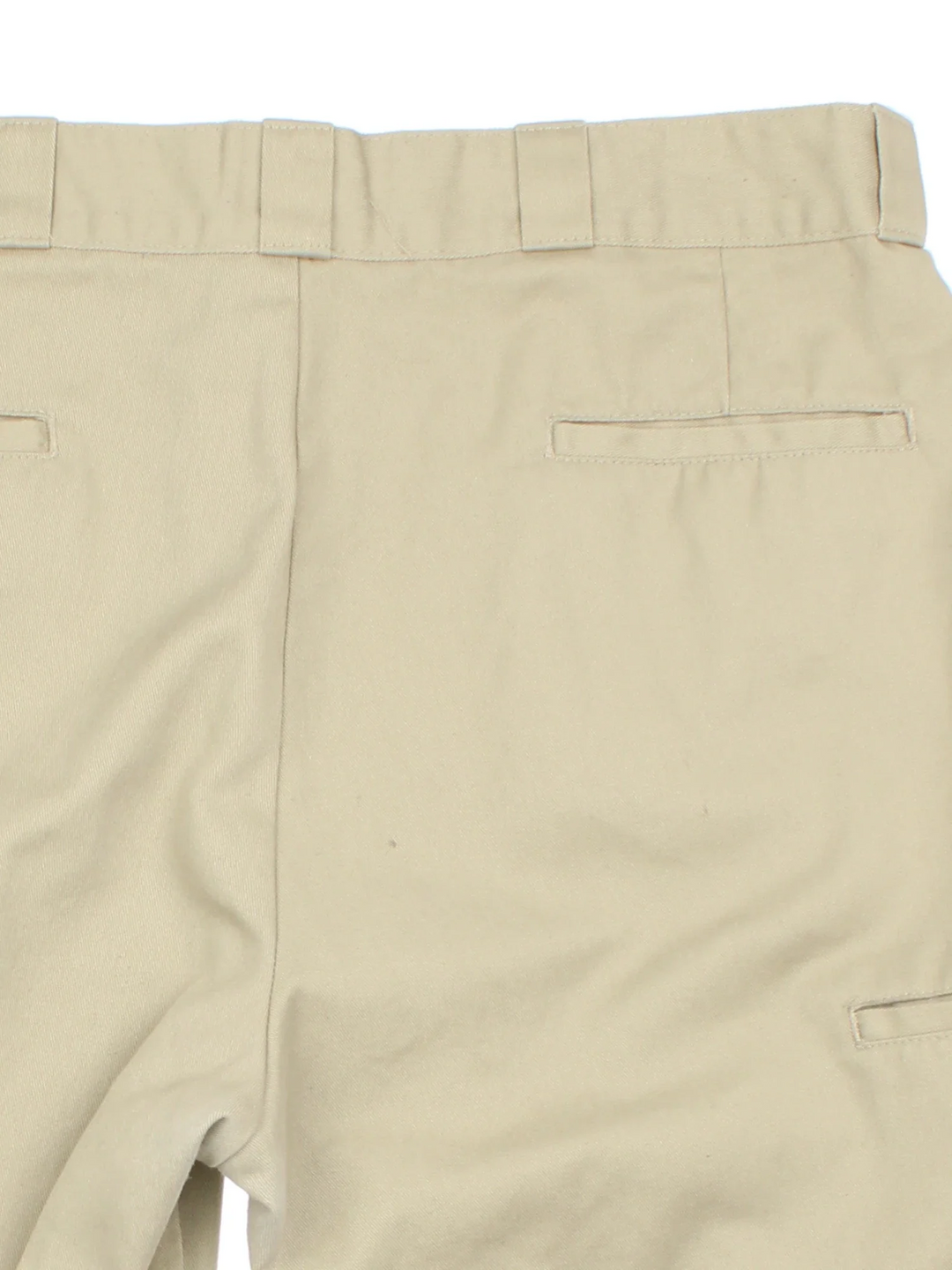 Dickies Shorts in tan colourway with two pockets. Small logo on the back and front leg.