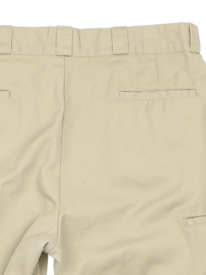 Dickies Shorts in tan colourway with two pockets. Small logo on the back and front leg.