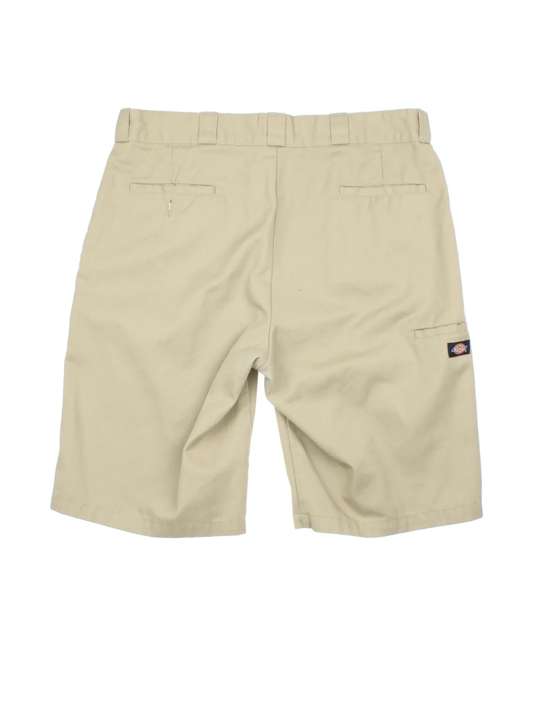 Dickies Shorts in tan colourway with two pockets. Small logo on the back and front leg.