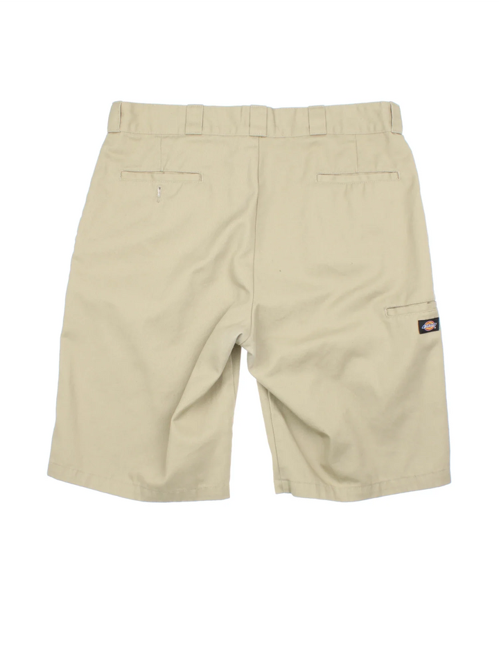 Dickies Shorts in tan colourway with two pockets. Small logo on the back and front leg.