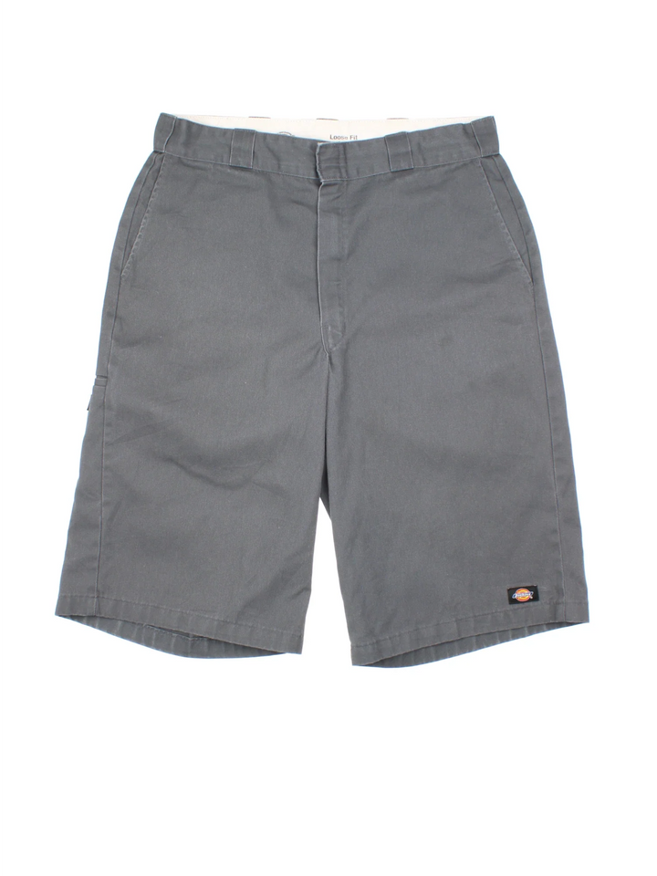 Vintage Dickies Shorts in grey colourway. Zip/button fastening with side pockets, logo embroidered on the front and pocket.