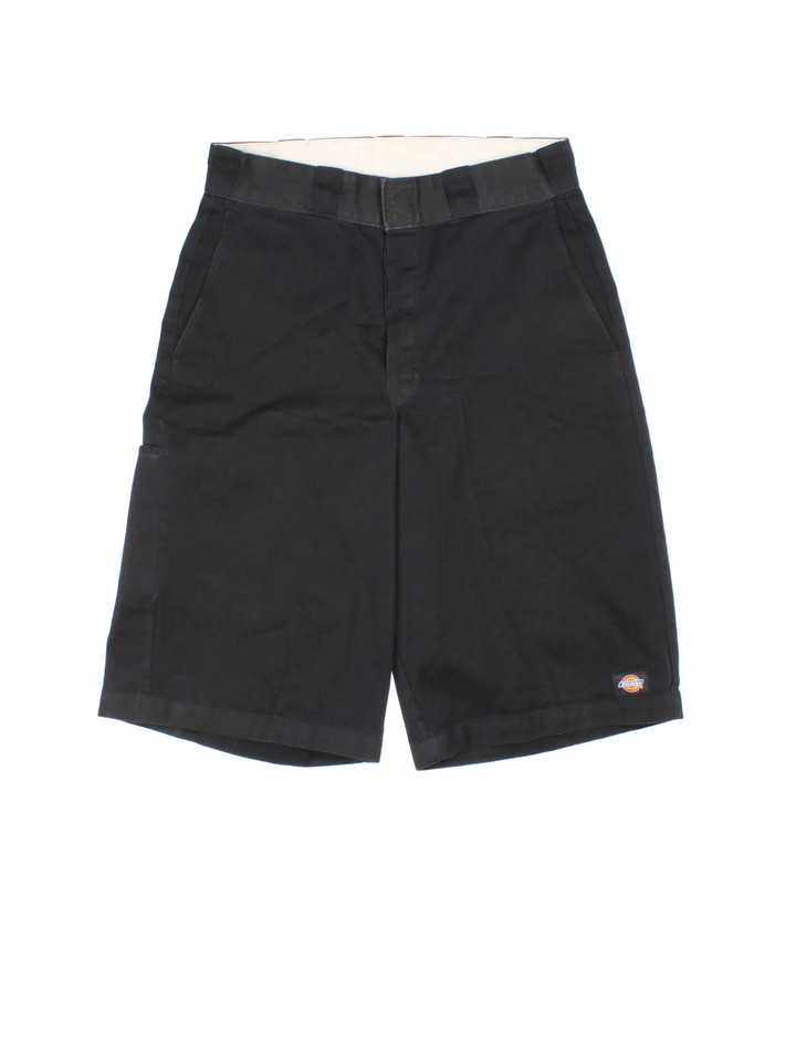 Dickies Shorts in black colourway with multiple pockets and the logo embroidered on the front and back.