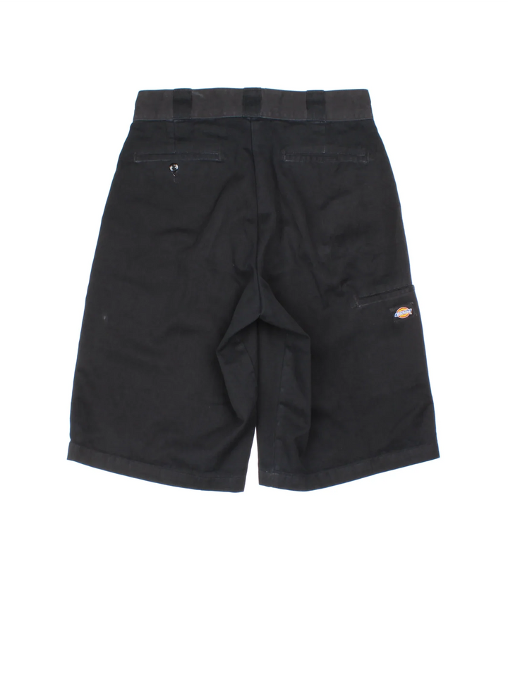 Dickies Shorts in black colourway with multiple pockets and the logo embroidered on the front and back.
