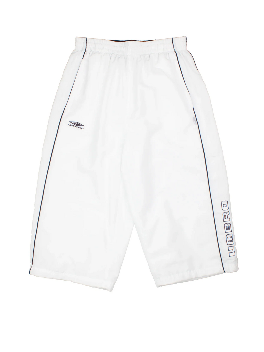 Umbro 3/4 Length Shorts in white colourway with pockets, netted lining, elasticated waist with drawstring and the logo embroidered on the front and down the left leg.