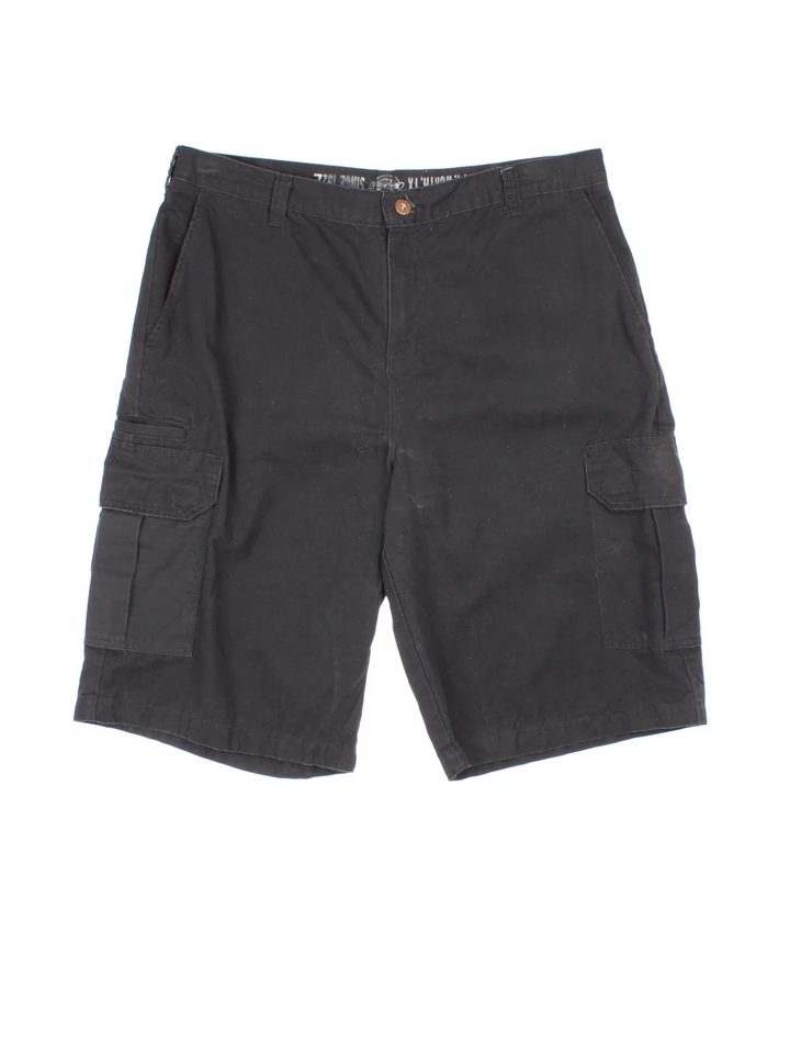 Dickies Cargo Shorts in black colourway. Zip fly fastening, multiple pockets and branding embroidered on back.
