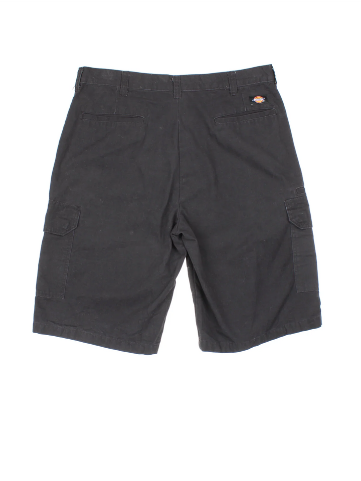 Dickies Cargo Shorts in black colourway. Zip fly fastening, multiple pockets and branding embroidered on back.