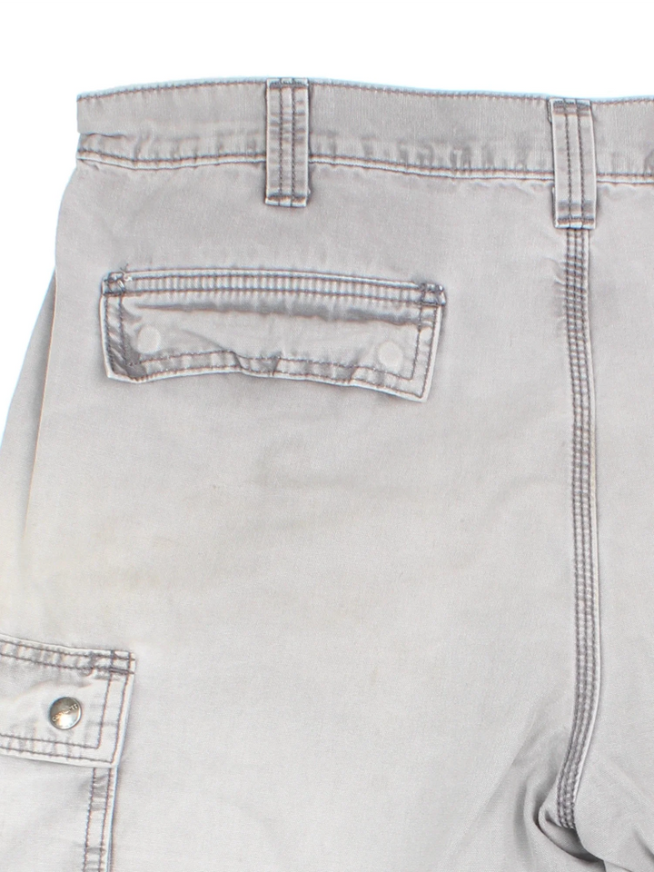 Carhartt Cargo Shorts in grey colourway. Zip fly fastening, multiple pockets and branding embroidered on back.
