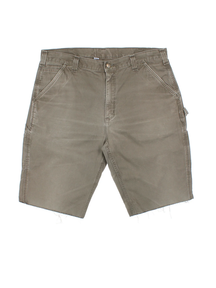 Carhartt Cut Off Shorts in green colourway. Zip fly fastening with multiple pockets, frayed hem and embroidered branding on the back.