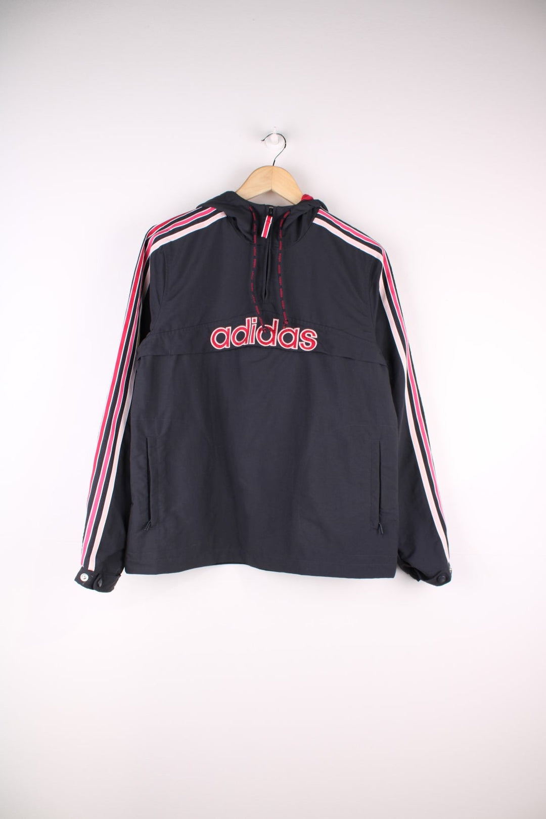 Y2K Adidas Women's Pullover Jacket in a grey colourway. The jacket has a front pouch pocket, three stripes down the sleeves and is lined wih a pink jersey fabric. 