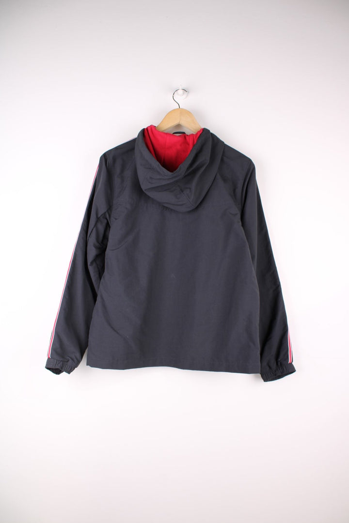 Y2K Adidas Women's Popover in a grey colourway. The jacket has a front pouch pocket, three stripes down the sleeves and is lined wih a pink jersey fabric.