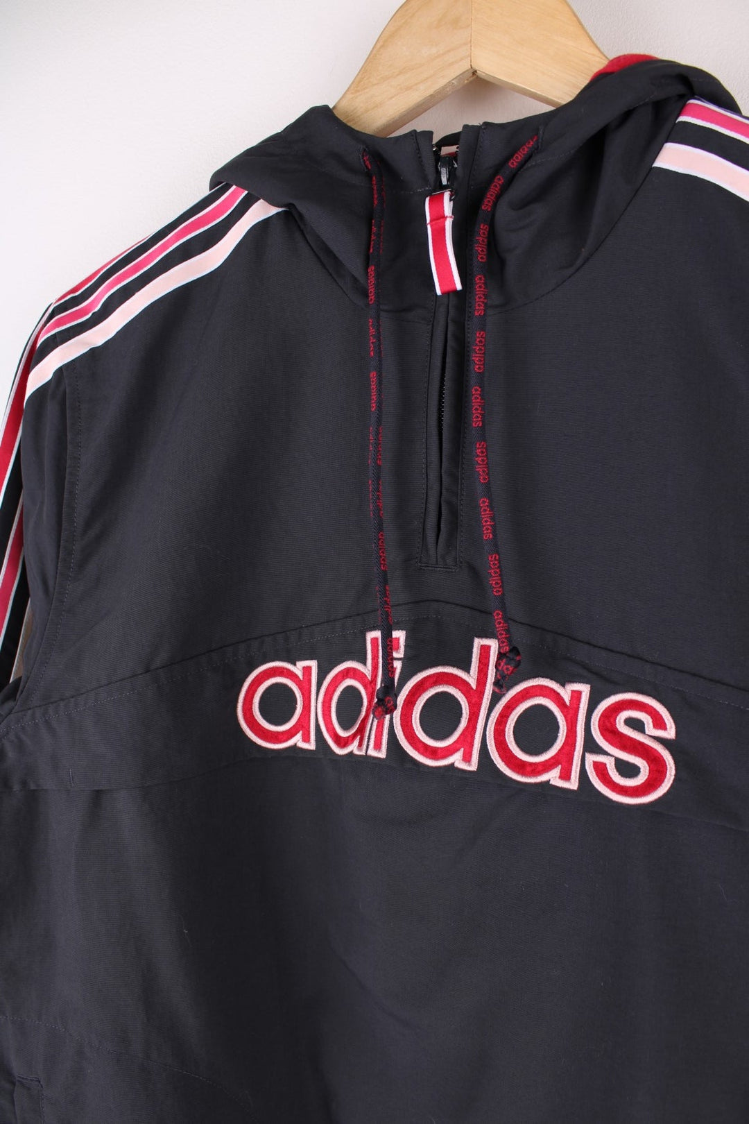 Y2K Adidas Women's Popover in a grey colourway. The jacket has a front pouch pocket, three stripes down the sleeves and is lined wih a pink jersey fabric.