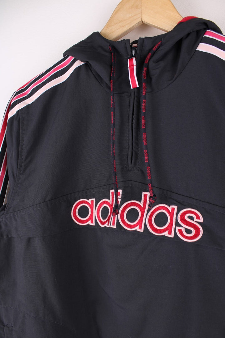 Y2K Adidas Women's Popover in a grey colourway. The jacket has a front pouch pocket, three stripes down the sleeves and is lined wih a pink jersey fabric.
