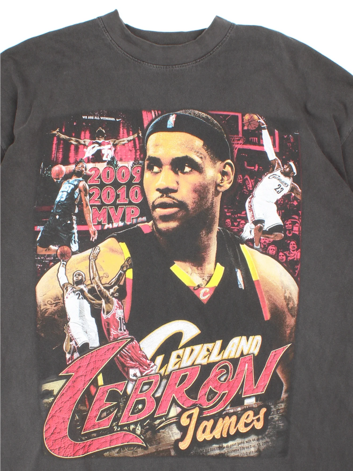 2009-10 NBA Cleveland Cavaliers Lebron James MVP T-Shirt in a black colourway with large graphic on the front and back.