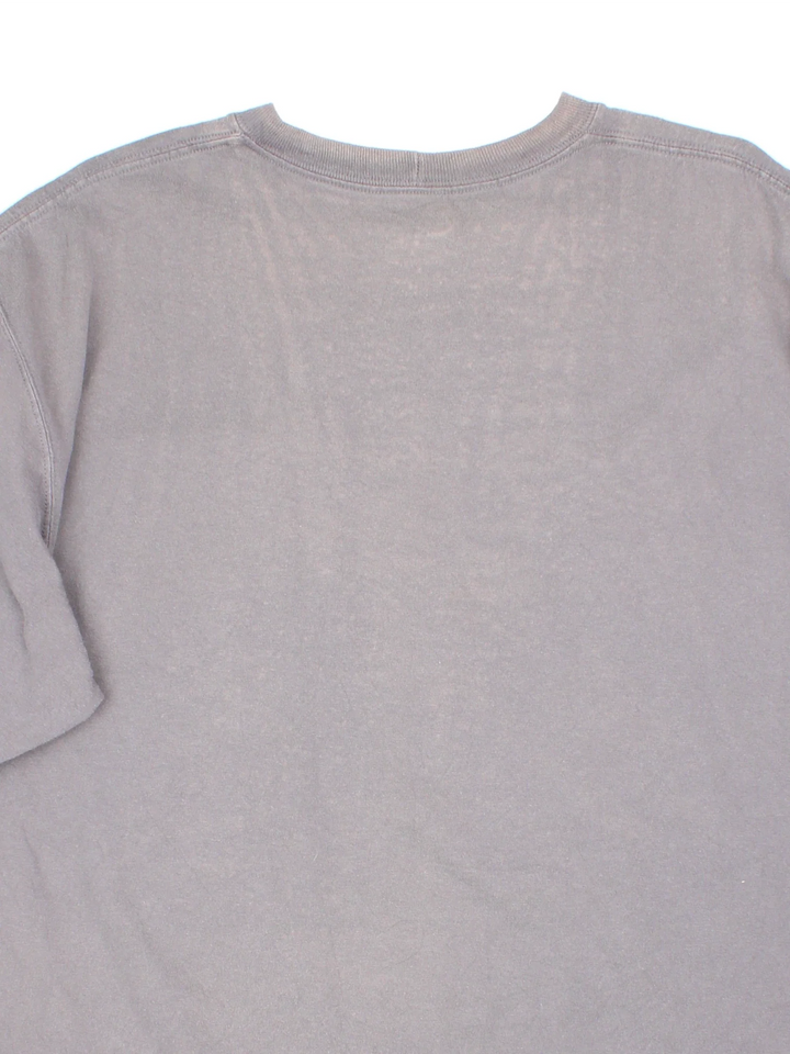 Carhartt T-Shirt in a grey colourway and has a chest pocket with the logo embroidered on the front.