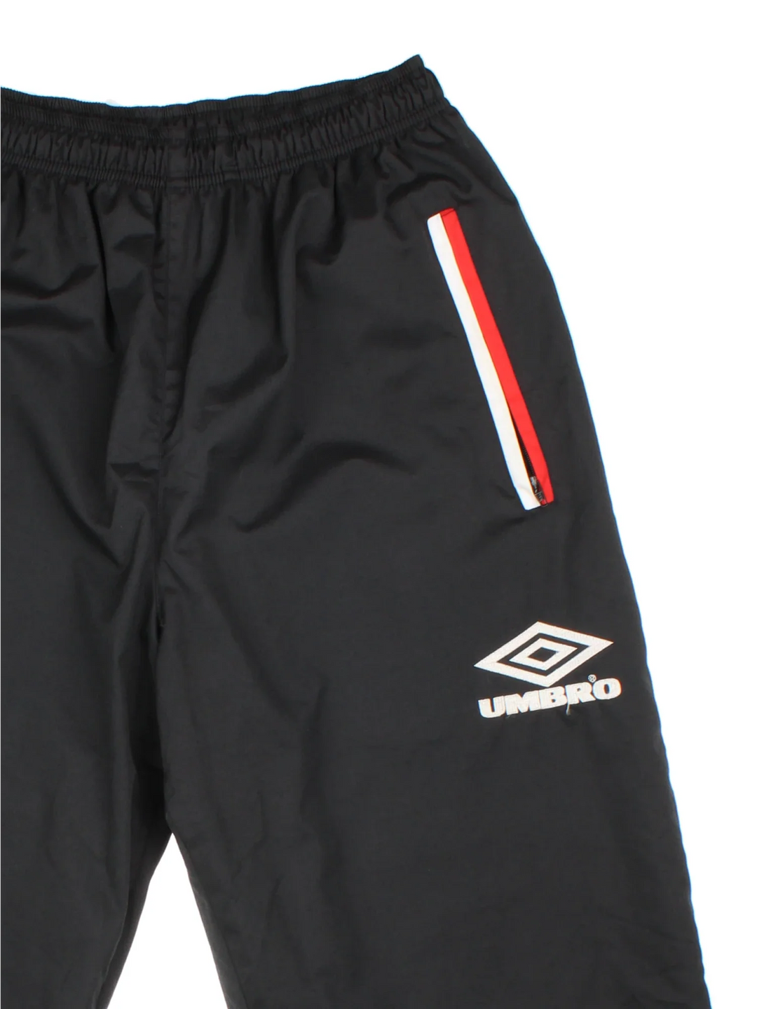 Umbro Tracksuit Bottoms in a black colourway with zip up side pockets, mesh lining, elasticated waist with drawstring, and the logo embroidered on the front.