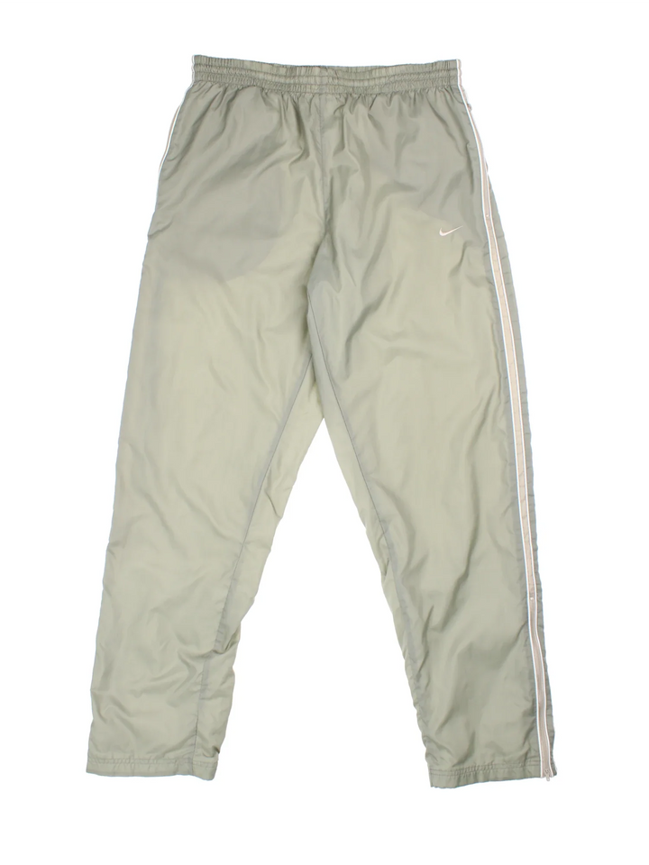 Nike Tracksuit Bottoms in green colourway, has pockets, elasticated waist with drawstring, and the swoosh logo embroidered on the front.