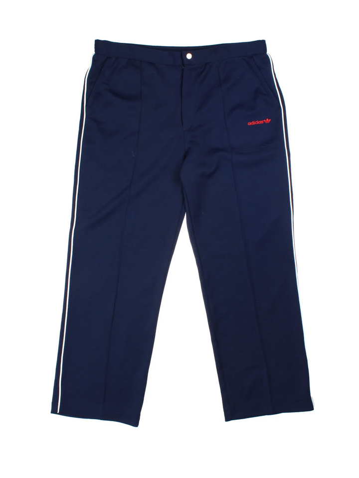 Adidas Tracksuit Bottoms in blue colourway, has pockets, pin striped, and the logo embroidered on the front.