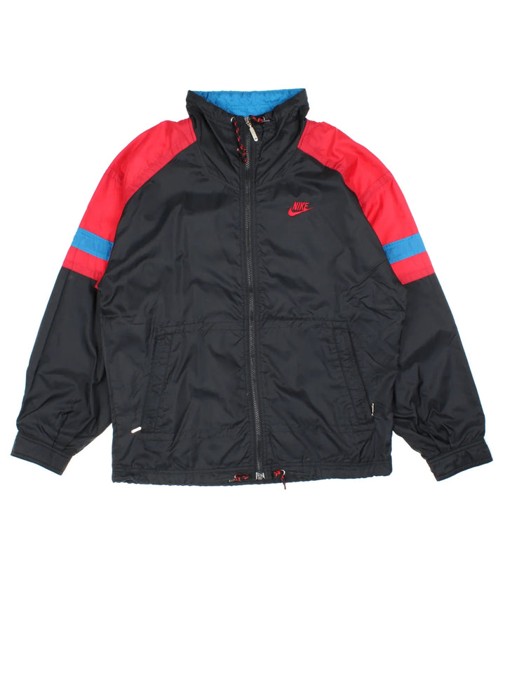 80's Nike Tracksuit Jacket in a black/red colourway. Zip up fastening, side pockets, jersey lining and has the logo embroidered on the front/back.