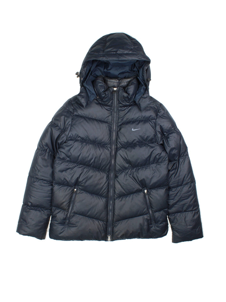 Vintage Nike Down Fill Puffer Jacket in a black colourway. Zip up fastening with side zip side pockets, down filling and swoosh branding on front.