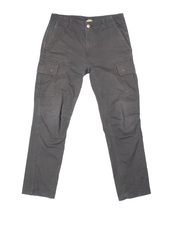Dickies Cargo Trousers in black colourway with zip fly fastening and the logo embroidered on side pockets.