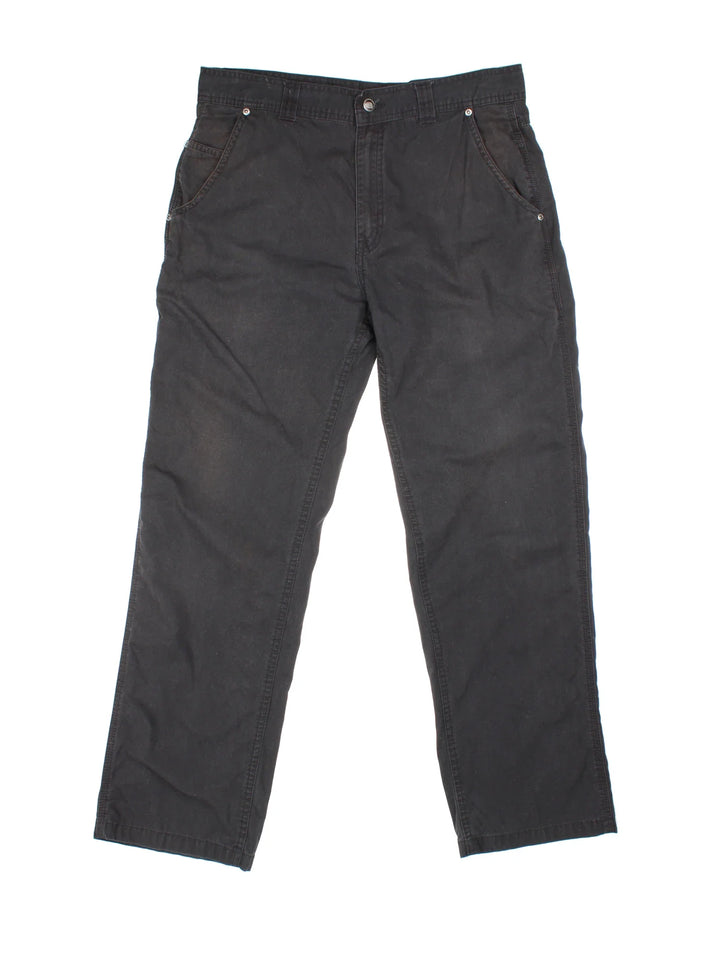 Dickies Trousers in black colourway with multiple pockets and the logo embroidered on the back.