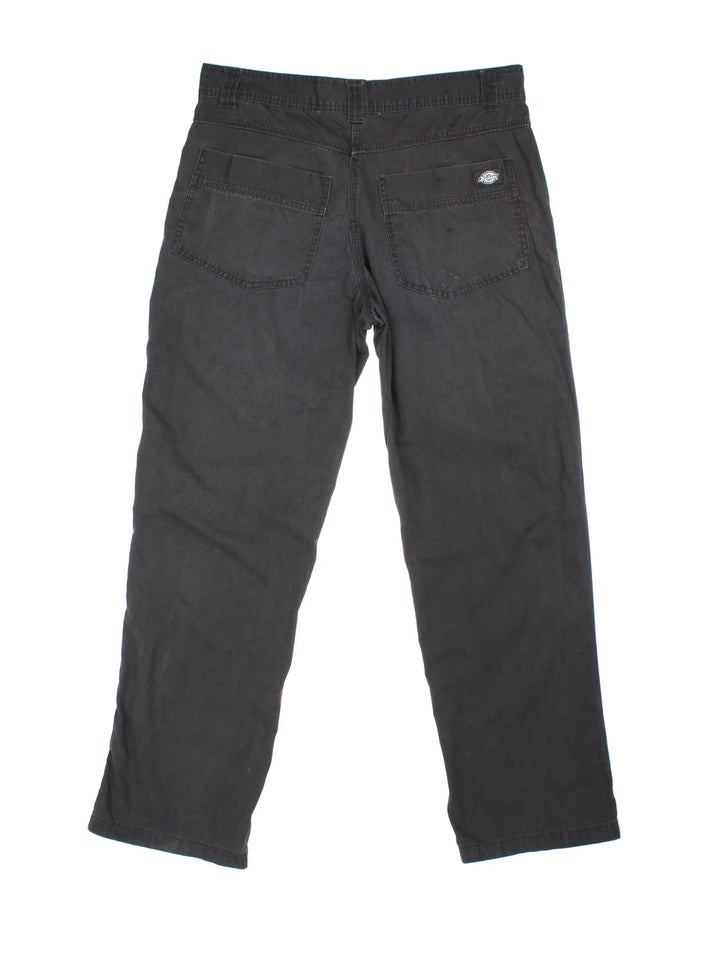 Dickies Trousers in black colourway with multiple pockets and the logo embroidered on the back.