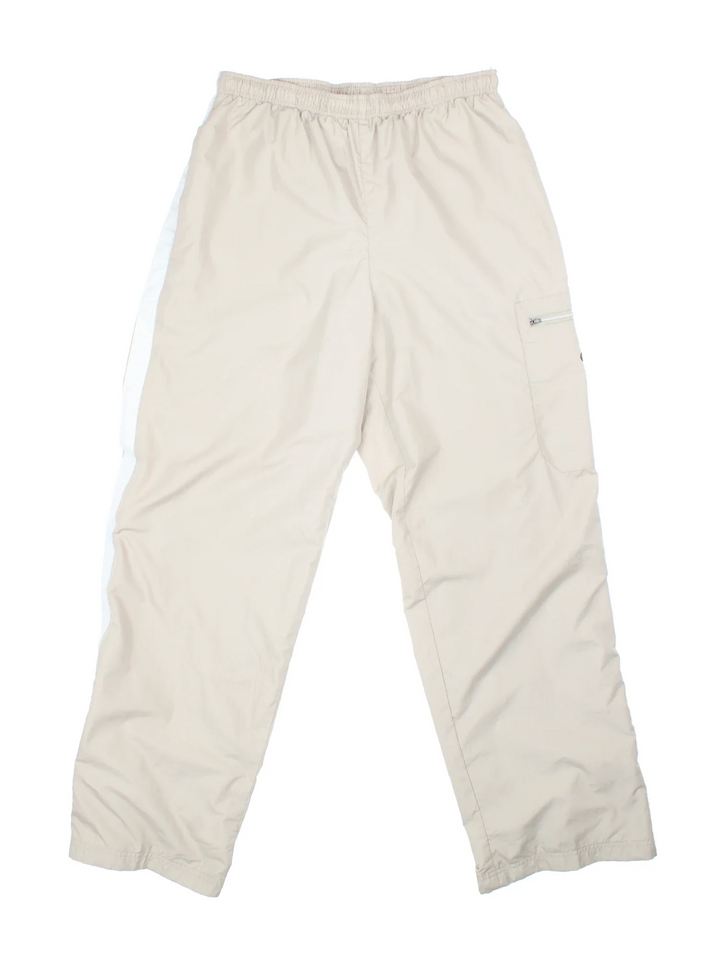 Nike Cargo Trousers in tan colourway. Elasticated waistband with multiple pockets and the logo embroidered on side pocket and back.