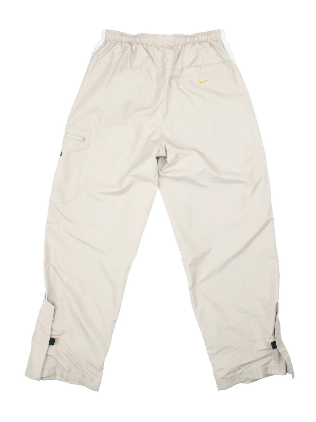 Nike Cargo Trousers in tan colourway. Elasticated waistband with multiple pockets and the logo embroidered on side pocket and back.