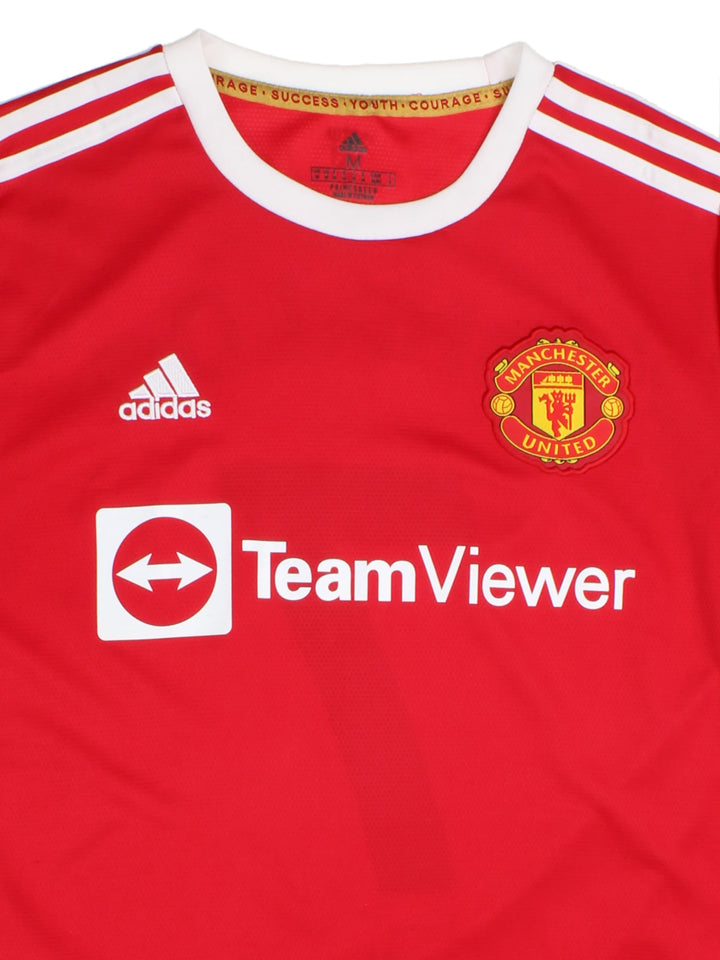 Manchester United 2021/22 home football shirt with Ronaldo number 7 on the back, has embroidered logos on the front and Premier League badge printed on the sleeve.